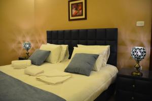 سرير أو أسرّة في غرفة في سما عمان للشقق الفندقية Sama Amman