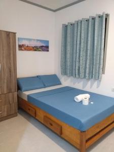 1 dormitorio con 2 camas y ventana en GREENSPACE, en Panglao