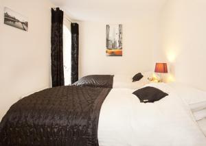 Un dormitorio con una cama grande con sábanas blancas. en River View, en York