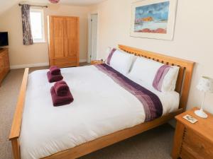um quarto com uma cama grande e toalhas em The Laurels em Haverfordwest
