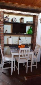 tavolo da pranzo con 2 sedie e tavolo con arance di La Mansarda-roof a Catania