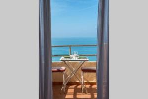 d'un balcon avec vue sur l'océan. dans l'établissement GATU Villa Bani con terraza y vista frontal al mar, à Cadix