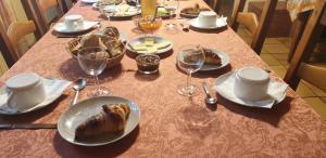 una mesa con platos de comida y copas de vino en Chambres d'Hôtes des trouilles, en Lafrançaise