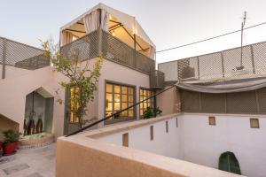 Elle offre une vue sur l'extérieur d'une maison dotée d'un balcon. dans l'établissement Riad Hissan, à Marrakech