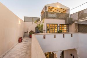 una vista esterna di una casa con balcone di Riad Hissan a Marrakech