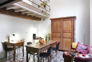 a living room with a wooden table and chairs at Alphabed & Bike in Ghent