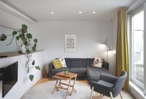 sala de estar con sofá y mesa en Alphabed & Bike, en Gante