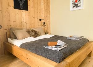 sypialnia z łóżkiem z drewnianą ramą w obiekcie Apartment Chinook,La Praz,Chamonix Mont Blanc w Chamonix-Mont-Blanc