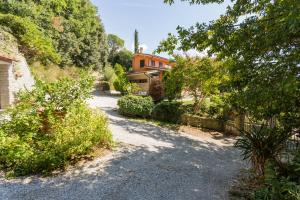 una entrada vacía delante de una casa en Panoramic View Village of Villa Luigina Cortona, en Castiglion Fiorentino
