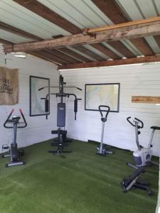 Un gimnasio con varias bicicletas estáticas en una habitación. en Panoramic View Village of Villa Luigina Cortona, en Castiglion Fiorentino