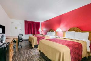 Ένα ή περισσότερα κρεβάτια σε δωμάτιο στο Econo Lodge & Suites Brinkley +27 φωτογραφίες