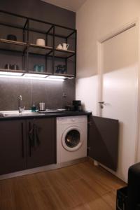 een wasruimte met een wasmachine en een gootsteen bij Super Stylish Apartments in the Heart of Athens! in Athene