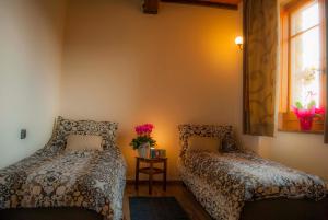 a bedroom with two beds and a window at B&B Lavanda e Rosmarino in Capolona