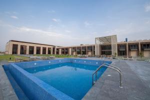 una grande piscina di fronte a un edificio di استراحة الفيحاء AL Feyhaa Resthouse a Fujayrah