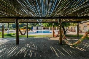 um parque infantil com uma rede de descanso e uma piscina em Pousada Porto do Rio em Caraguatatuba