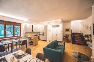 a living room with a green couch and a kitchen at B&B Il Girasole in Corciano