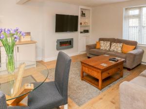 - un salon avec un canapé et une table dans l'établissement Kiln Cottage, à Ilfracombe