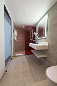 Bathroom sa Park Inn by Radisson Libreville