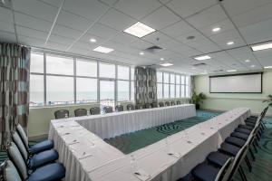 Tides Folly Beach, Charleston's Oceanfront Hotel商务区和/或会议室