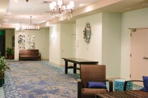 Tides Folly Beach, Charleston's Oceanfront Hotel的休息区