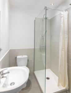 ein Bad mit einer Dusche, einem WC und einem Waschbecken in der Unterkunft Résidence Estienne d'Orves in Nizza
