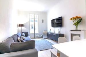 sala de estar con sofá y TV en Résidence Estienne d'Orves, en Niza
