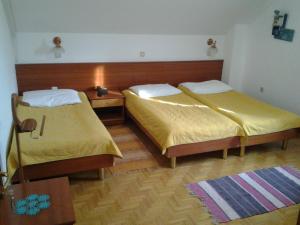 Postel nebo postele na pokoji v ubytování Guest House Arvaj