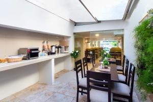 Příslušenství pro přípravu čaje a kávy v ubytování Hotel Avexi Suites By GEH Suites + 33 fotografií