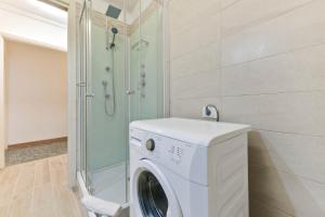eine Waschmaschine im Bad mit Dusche in der Unterkunft Ca Virgilio in Venedig