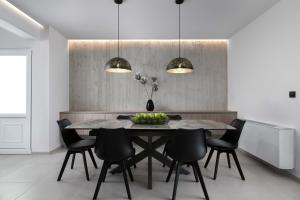 une salle à manger avec une table et des chaises noires dans l'établissement Kallia Sea Breeze - 3 Bedroom Apartment, à Rhodes