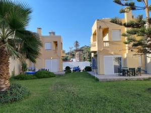 Vonkajšia záhrada v ubytovaní Platanias House on the Beach