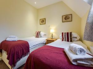 Uma cama ou camas num quarto em Queen Mary