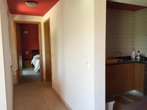 um quarto com uma cozinha e um quarto com uma cama em Casa do Nuno T1 em Horta