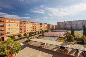 セビリアにあるDescanso-elegancia en Sevilla Parking Gratuitoの建物と中庭のあるアパートメント複合施設