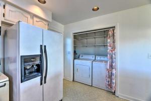 West of the Moon Ocean Apt with Beach Access!的厨房或小厨房