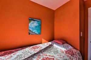 West of the Moon Ocean Apt with Beach Access!客房内的一张或多张床位