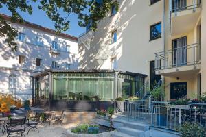 una casa de cristal en el patio de un edificio en Hotel Andreas, en Dresden