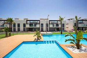 Bazén v ubytování Oasis Beach El Raso Guardamar nebo v jeho okolí