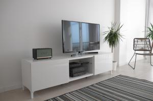 パーソ・デ・アルコスにあるOcean View Suiteの白いエンターテイメントセンター(薄型テレビ付)