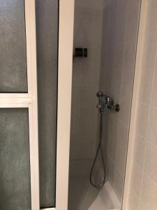 um chuveiro com uma mangueira numa cabina de duche em Αgrilitsa House em Vasilítsion
