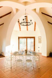 Un comedor con mesa y sillas en Villa Alberto, en Éboli