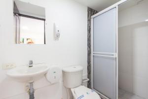 a bathroom with a toilet and a sink and a shower at Hotel Avexi Suites By GEH Suites in Cartagena de Indias