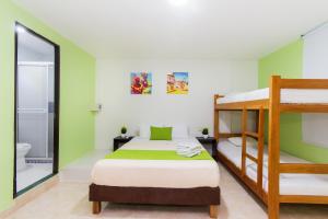 Postel nebo postele na pokoji v ubytování Hotel Avexi Suites By GEH Suites