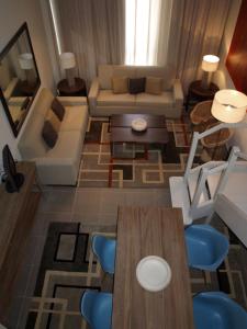uma sala de estar com uma mesa e um sofá em Eco Alcalá Suites em Madri