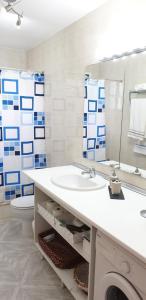 een badkamer met een wastafel, een spiegel en een toilet bij Vistas para el relax in Puntallana