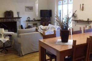 sala de estar con sofá y mesa en Casa Lilu, Pietralunga, Umbria, en Pietralunga