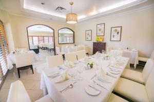 Restoran atau tempat lain untuk makan di Courtleigh Hotel & Suites