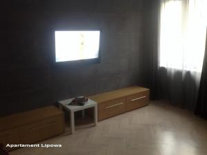 a small room with a table and a window at Pokoj24h Apartamenty Lipowa in Białystok