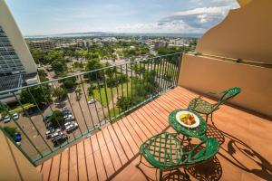 Balkón nebo terasa v ubytování Courtleigh Hotel & Suites