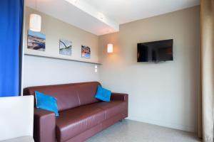 サン・ラファエルにあるSOWELL Family Rivieraのソファとテレビのあるリビングルーム